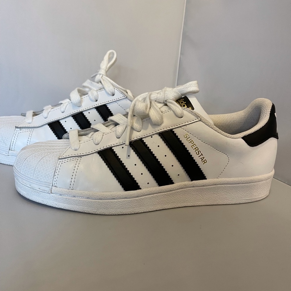 Adidas black and white size 8 “Superstar”, classic stying athletic shoes